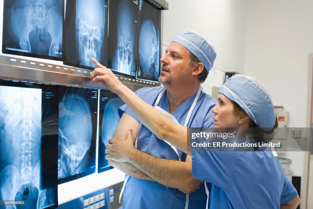Arzt überprüfen Röntgenapparate in hospital