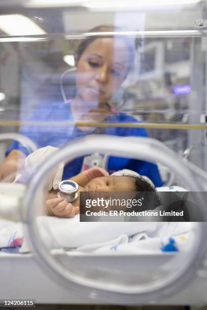 krankenschwester hören babys herzschlag in hospital - hot nurse stock-fotos und bilder