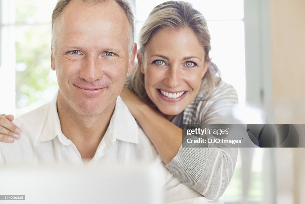 Retrato de una pareja madura feliz Sonriendo