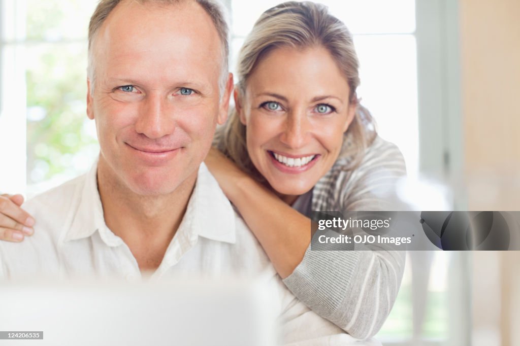 Portrait d'un heureux couple d'âge mûr souriant