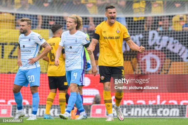 July 2022, Saxony, Dresden: Soccer: 3rd league, SG Dynamo Dresden - TSV 1860 Munich, Matchday 1, Rudolf Harbig Stadium. Dynamo's Stefan Kutschke...