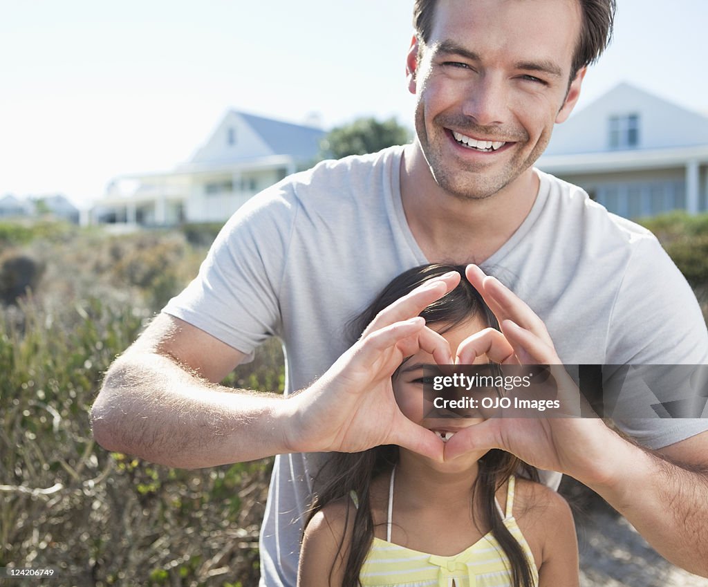 Retrato de hombre de mediana edad sonriente divirtiéndose con