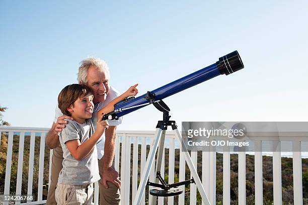 senior hombre y niño con telescópica - telescope fotografías e imágenes de stock