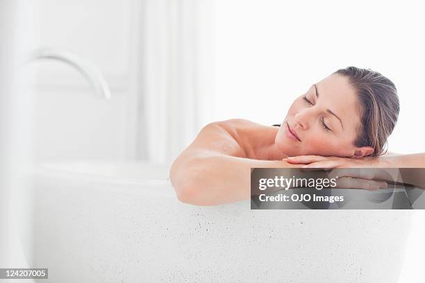 gros plan d'une belle femme d'âge moyen de détente - beautiful woman bath photos et images de collection