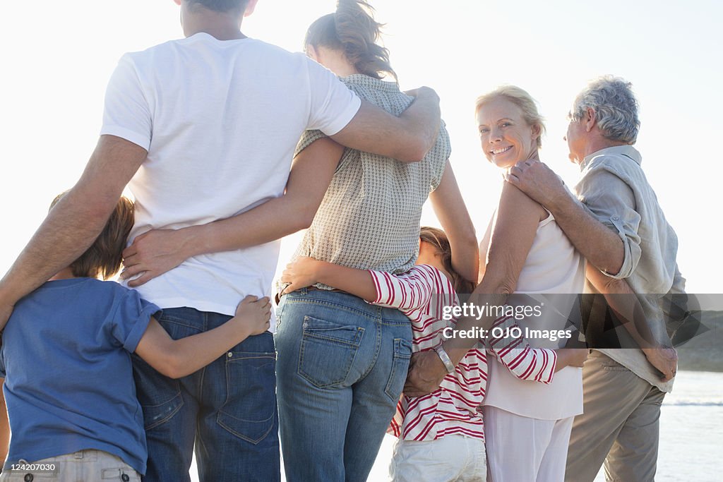Rückansicht von drei generation Familie und genießen Sie am Strand stehen