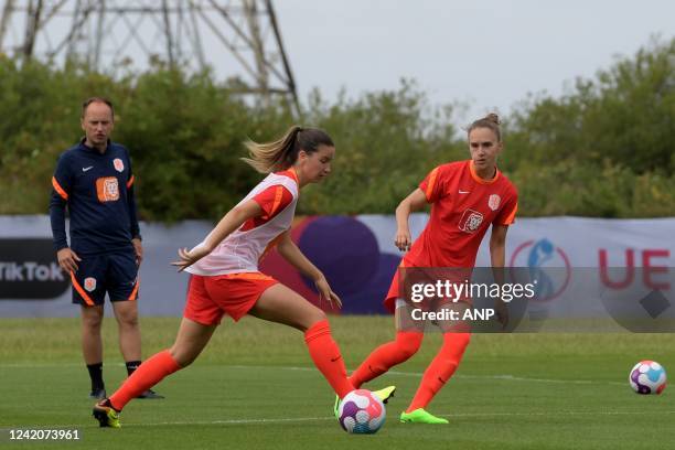 Holland women trainer coach Mark Parsons, Damaris Egurrola of Holland women , Vivianne Miedema of Holland women during a training session of the...