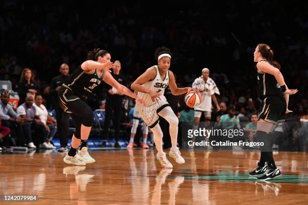 Candace Parker of the Chicago Sky drives to the basket during the game against the New York Liberty on July 23, 2022 at the Barclays Center in...