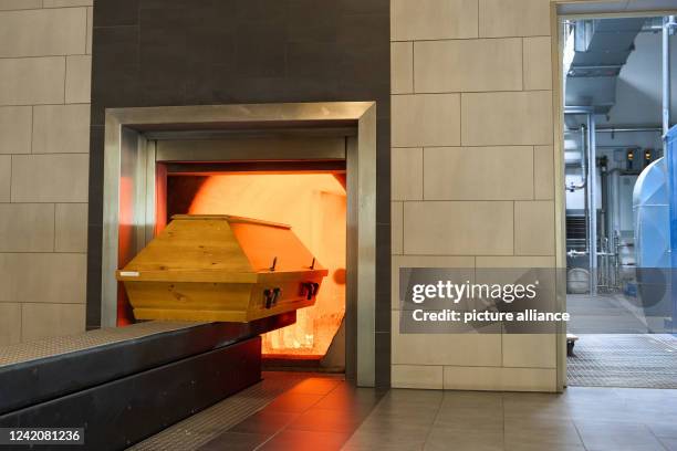 July 2022, Rhineland-Palatinate, Dachsenhausen: A coffin enters the combustion chamber at the crematorium in Dachsenhausen near Koblenz. Gas prices...