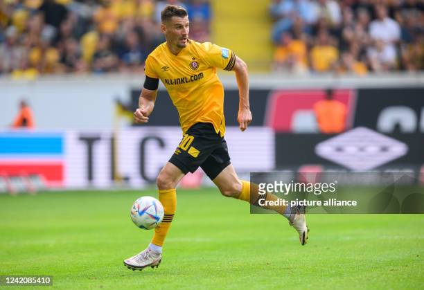 July 2022, Saxony, Dresden: Soccer: 3rd league, SG Dynamo Dresden - TSV 1860 Munich, Matchday 1, Rudolf Harbig Stadium. Dynamo's Stefan Kutschke...