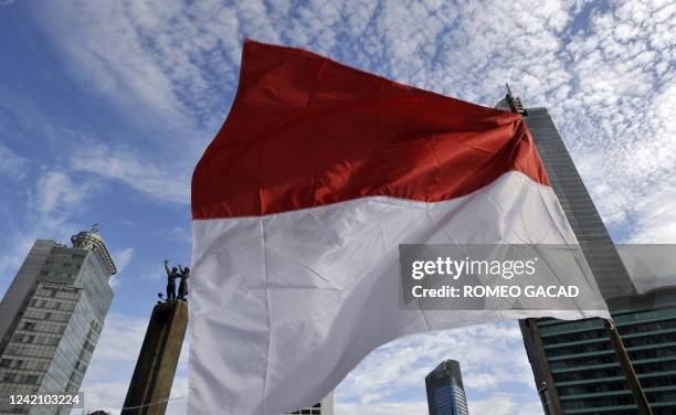 Anti-corruption demonstrators carrying Indonesian flags rally in Jakarta on November 23, 2009 hours before President Susilo Bambang Yudhoyono was to...