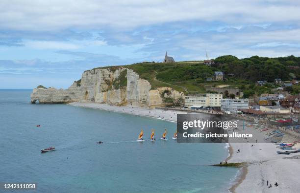 June 2022, France, Étretat: View of Etretat with the Falaise d'Amont on the alabaster coast and the chapel Notre-Dame-de-la-Garde. Photo: Hauke...