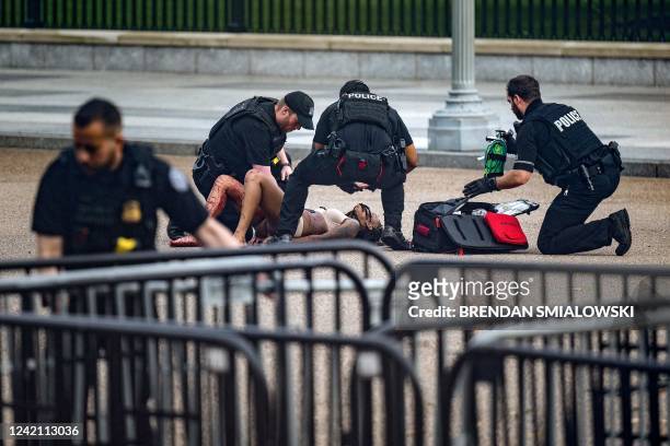 Graphic content / TOPSHOT - Members of the Secret Service render first aid after restraining a woman on Pennsylvania Avenue in front of the White...