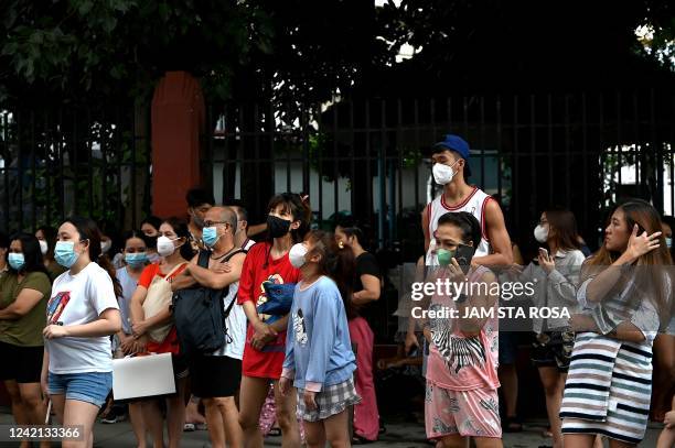 Residents evacuate their building after a 7.1 magnitude earthquake, some 300 kilometers away, was felt in Manila on July 27, 2022.