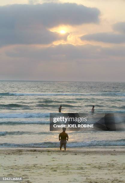 Une personne de petite taille de sexe masculin s'apprête à se baigner sur une plage de naturistes près de Dax.