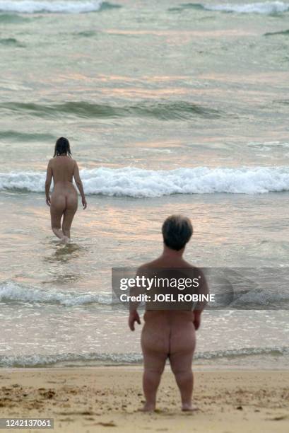 Une personne de petite taille de sexe masculin s'apprête à se baigner sur une plage de naturistes près de Dax.