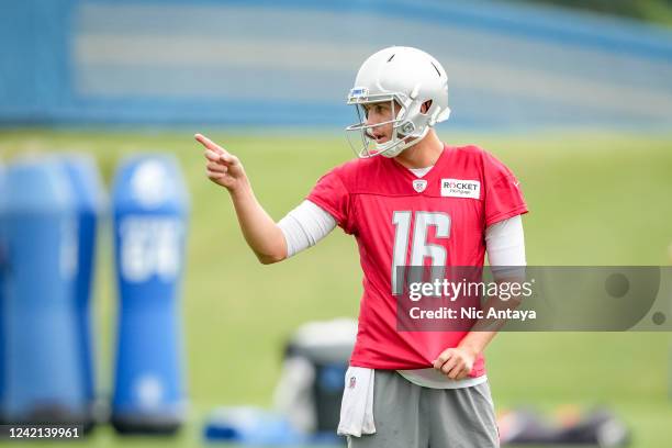 Jared Goff of the Detroit Lions signals during the Detroit Lions Training Camp on July 27, 2022 in Allen Park, Michigan.
