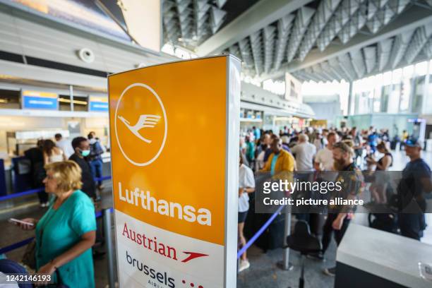 July 2022, Hessen, Frankfurt/Main: A sign reading "Lufthansa" at Frankfurt Airport. Photo: Frank Rumpenhorst/dpa