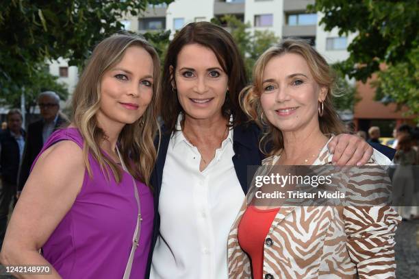 Regina Halmich, Anja Kling and Tina Ruland attend the "Brauchen Sie 'ne Quittung?" theater premiere at Komödie am Kurfürstendamm im Schiller Theater...