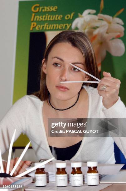 Une élève apprend à mémoriser des odeurs, le 14 mars 2002 à l'Institut de la parfumerie de Grasse, dans le cadre d'une formation sur neuf mois pour...