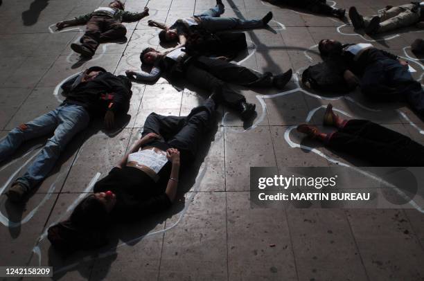 Une vingtaine d'intermittents simulent un massacre symbolique de leur profession, le 27 avril 2006 à Lyon, pour dénnoncer le projet de protocole sur...