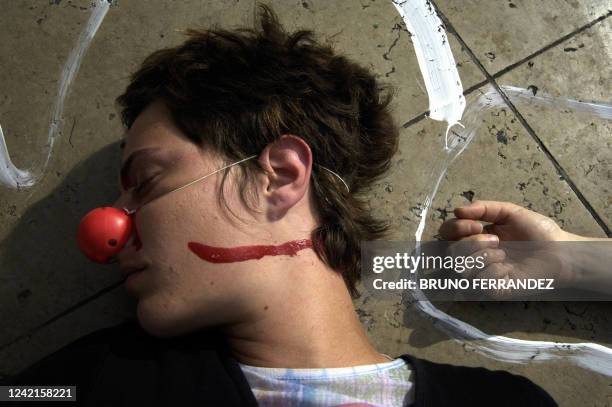 Une vingtaine d'intermittents simulent un massacre symbolique de leur profession, le 27 avril 2006 à Lyon, pour dénnoncer le projet de protocole sur...