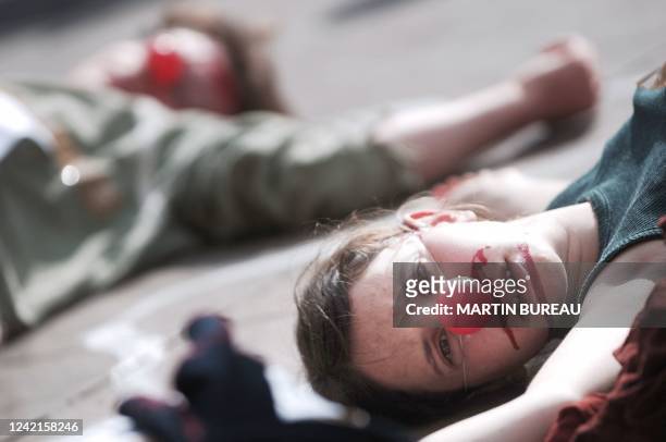 Une vingtaine d'intermittents simulent un massacre symbolique de leur profession, le 27 avril 2006 à Lyon, pour dénnoncer le projet de protocole sur...
