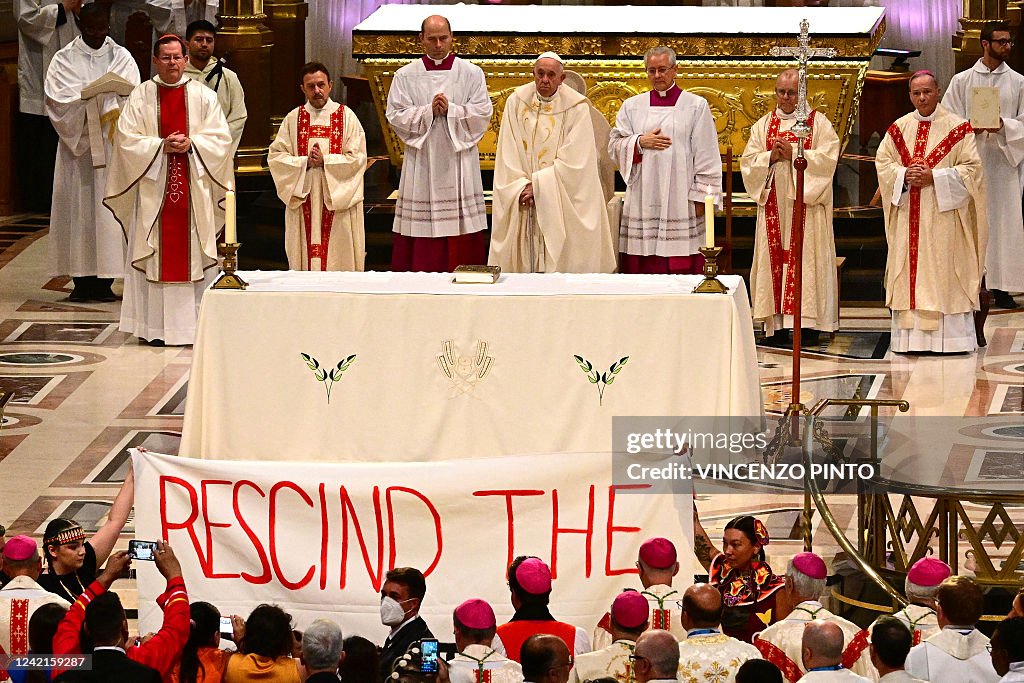 TOPSHOT-CANADA-VATICAN-RELIGION-POPE-INDIGENOUS