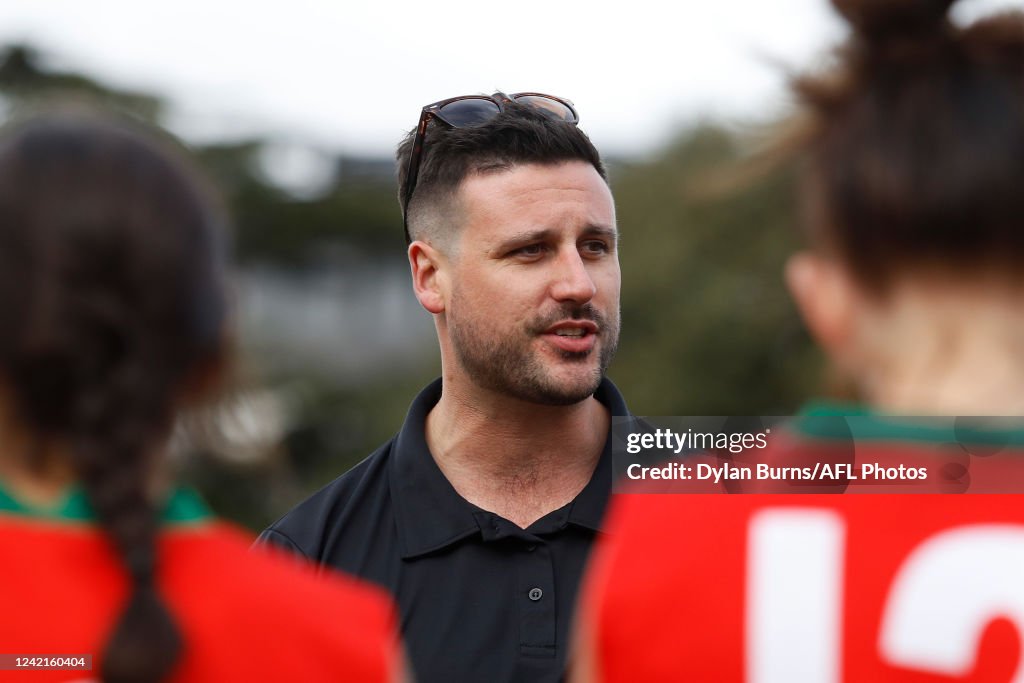 Wapling Matthew Wapling, Coach of Clonard College addresses his players... News ...