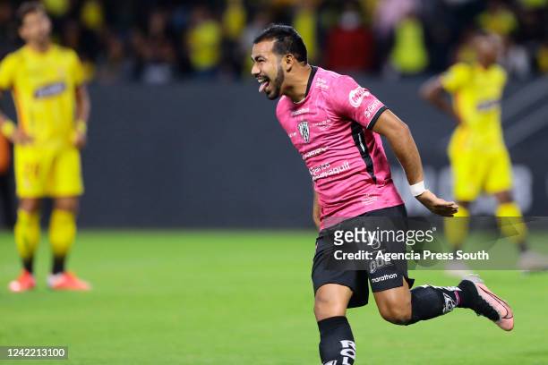 Junior Sornoza of Independiente del Valle celebrates with teammates after scoring the first goal of his team during a match between Independiente Del...
