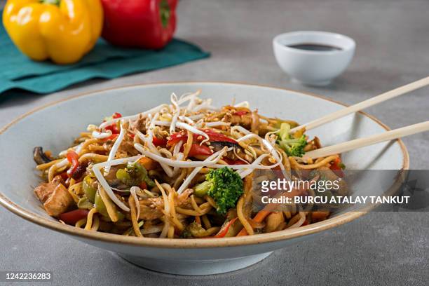 asian noodles with chicken and vegetables - roerbakken stockfoto's en -beelden