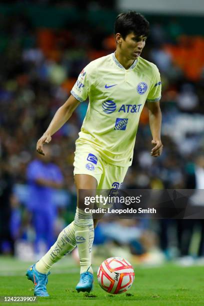 Jurgen Damm of America controls the ball during the 6th round match between Leon and America as part of the Torneo Apertura 2022 Liga MX at Leon...