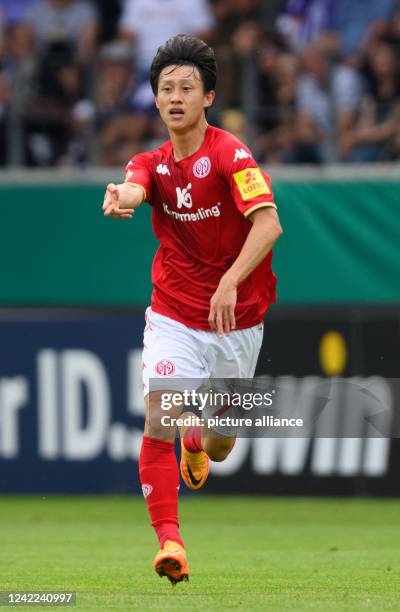 July 2022, Saxony, Aue: Soccer: DFB Cup, FC Erzgebirge Aue - FSV Mainz 05, 1st round, Erzgebirge Stadium. Jae-sung Lee from Mainz gestures. Photo:...