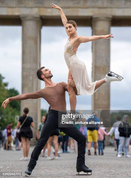 August 2022, Berlin: Gabriella Papadakis and Guillaume Cizeron, 2022 Olympic champions in ice dancing and guest stars at the Holiday on Ice Show in...