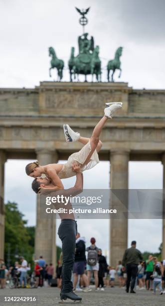 August 2022, Berlin: Gabriella Papadakis and Guillaume Cizeron, 2022 Olympic champions in ice dancing and guest stars at the Holiday on Ice Show in...