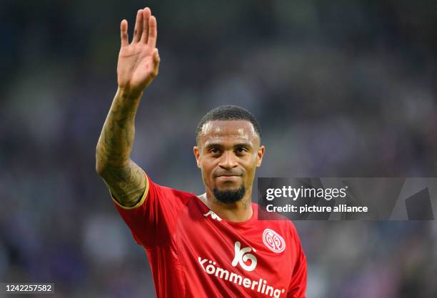 July 2022, Saxony, Aue: Soccer: DFB Cup, FC Erzgebirge Aue - FSV Mainz 05, 1st round, Erzgebirgsstadion. Delano Burgzorg of Mainz celebrates after...