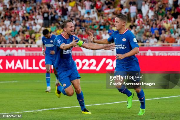 Joey Veerman of PSV celebrates his 0-1 with Luuk de Jong of PSV during the UEFA Champions League match between AS Monaco v PSV at the Stade Louis II...