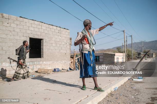 Members of the Afar militia stand in a checkpoint at the entrance of the town of Abala, 480 kilometers of Semera, Ethiopia, on June 08, 2022. - The...