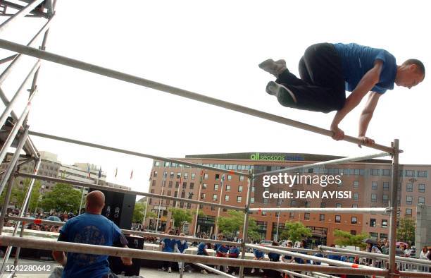 Une personne fait des acrobaties sur un parcours urbain, le 17 mai 2008 à Evry, lors d'un meeting international d'art du déplacement. Les fondateurs...