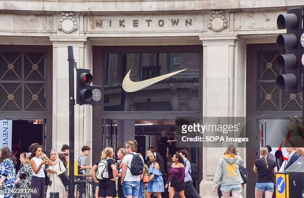 93 fotos e imágenes Town London Store - Getty
