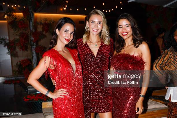 Sila Sahin, Scarlett Gartmann and Sarah Richmond during the Remus Lifestyle Night at Llaut Hotel on August 4, 2022 in Palma de Mallorca, Spain.
