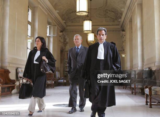 Michel Roussin , ex-bras droit de Jacques Chirac à la Mairie de Paris, arrive en compagnie de son avocat, Me Pierre Haïk , le 17 octobre 2006 devant...