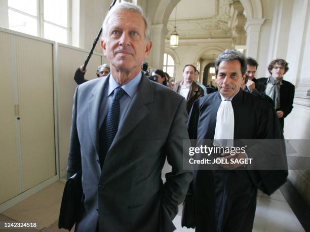 Michel Roussin , ex-bras droit de Jacques Chirac à la Mairie de Paris, arrive en compagnie de son avocat, Me Pierre Haïk , le 17 octobre 2006 devant...