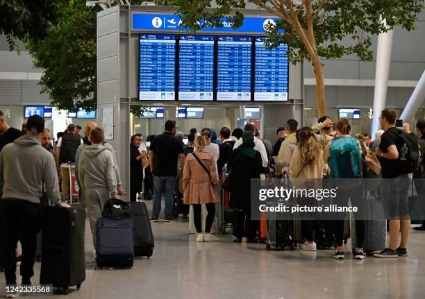 August 2022, North Rhine-Westphalia, Duesseldorf: Passengers queue up at the airport ahead of the flight schedule. Increased return traffic is...