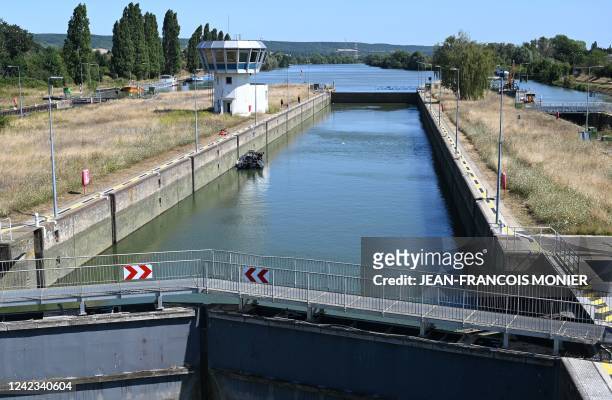 Beluga whale swims between two locks on the Seine river, in Notre-Dame-de-la-Garenne, northwestern France, on August 6, 2022. - The beluga whale...