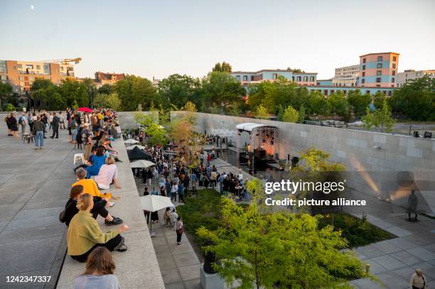 August 2022, Berlin: Musician Älice performs in the sculpture garden of the Neue Nationalgalerie as part of the "Sound in the Garden" concert series....