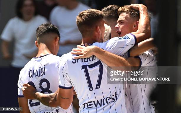 Toulouse's Dutch forward Thijs Dallinga celebrates with teammates after scoring his team's first goal during the French L 1 football match between...