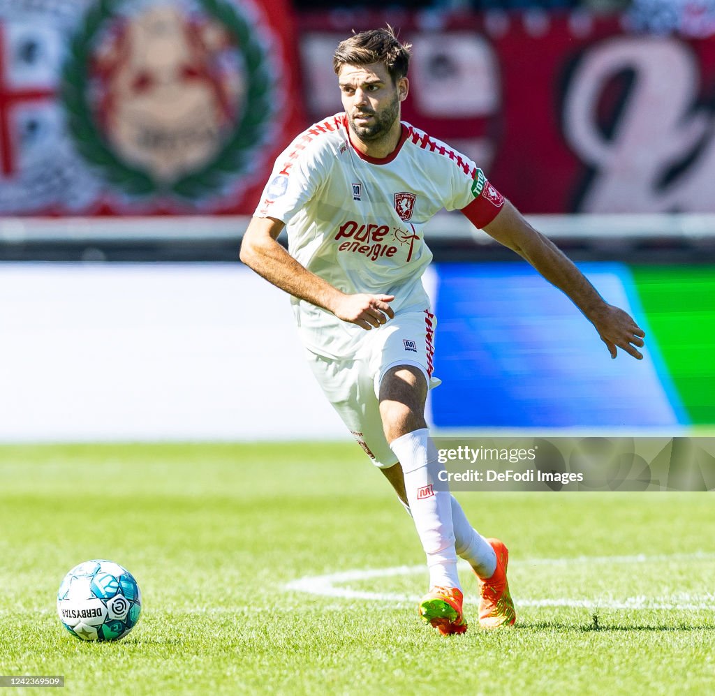 Robin Propper Robin Propper of FC Twente controls the ball during the Dutch... News ...