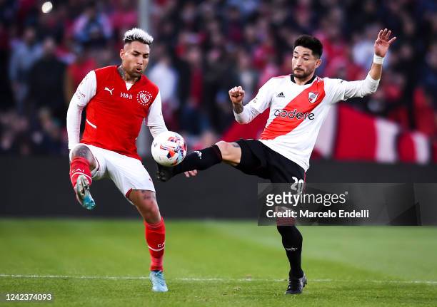 Milton Casco of River Plate fights for the ball with Damian Batallini of Independiente during a match between Independiente and River Plate as part...