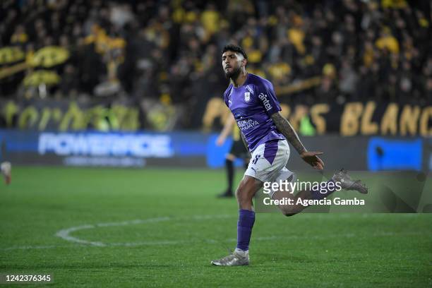 Adrian Balboa of Defensor Sporting celebrates after scoring the first goal of his team during a match between Defensor Sporting and Peñarol as part...