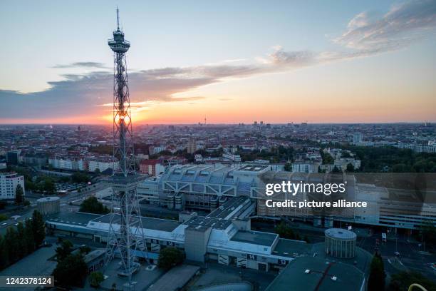 August 2022, Berlin: View of Berlinat sunrise with the Radio Tower and the former International Congress Center in the foreground. The 146-meter-high...